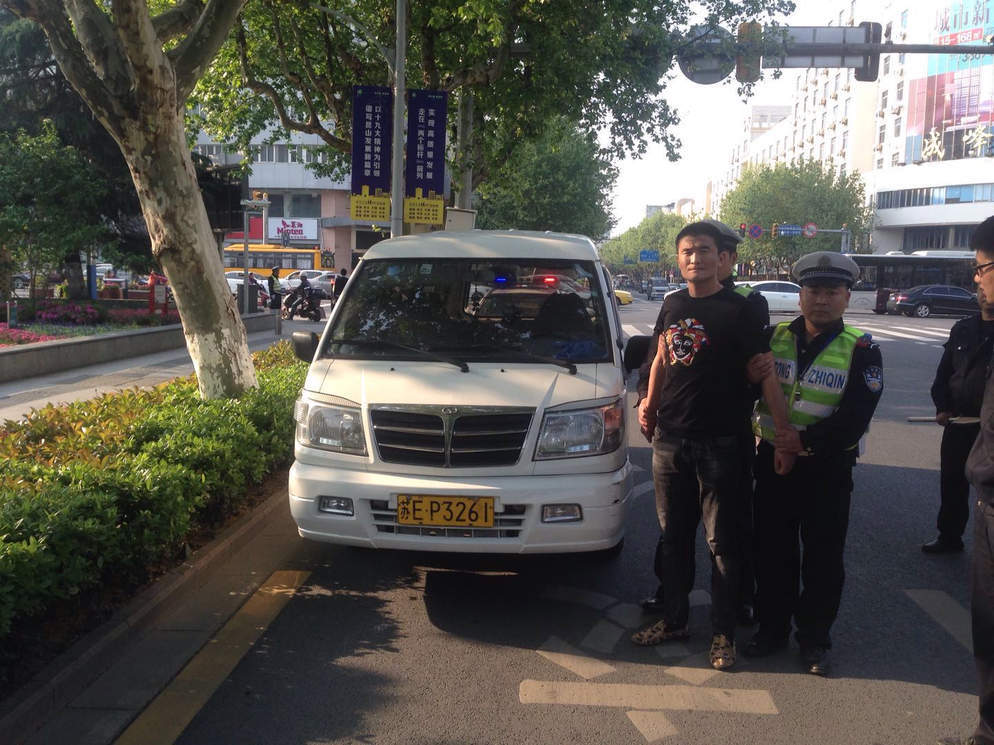 保安公司隊員見義勇為 成功協(xié)助交警抓獲犯罪嫌棄人.jpg