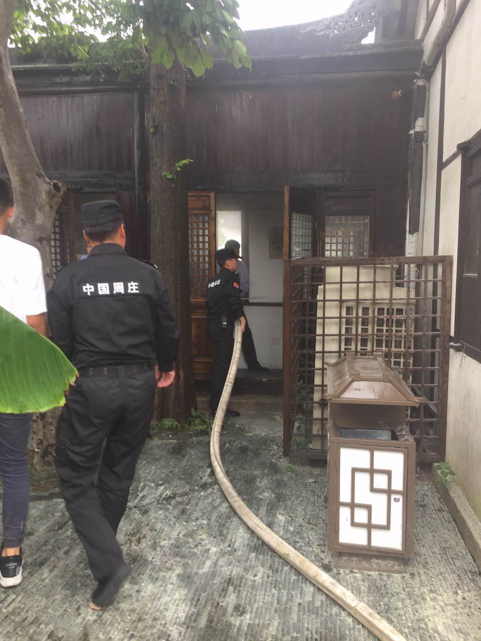 周莊景區(qū)突發(fā)火災(zāi)安保隊(duì)員合力撲救.jpg