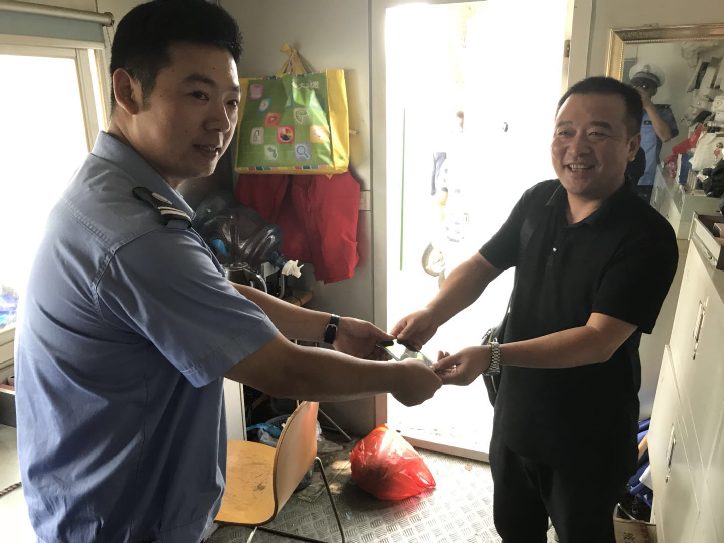 保安公司一線隊員撿到手機(jī)還失主獲稱贊.jpg