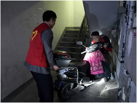 黨員進(jìn)社區(qū) 保安在行動(dòng).png