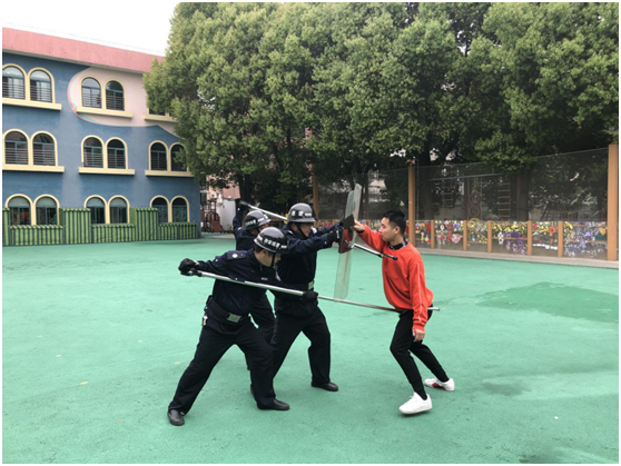 保安公司駐柏廬幼兒園開展“紅藍(lán)軍”對抗演練活動.jpg