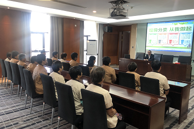 保安公司昆通物業(yè)農(nóng)商行駐點開展垃圾分類知識培訓(xùn) (1).png