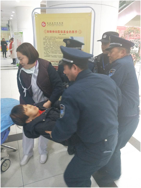 中醫(yī)院保安員熱心助人及時幫助患者脫離生命危險.jpg